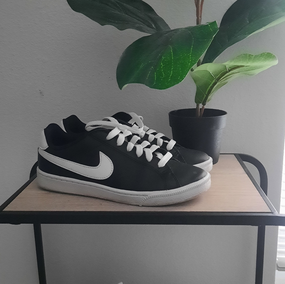 Nike - Picture 3 of 4